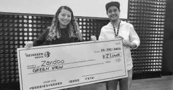 Fotografía del premio ganado por Green View por Zandoo dado por Heineken México